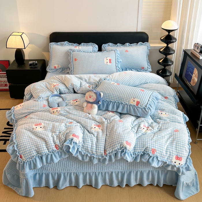 91家纺网 家纺一手货源 找家纺 富米莱（原臻工厂） 2025新款热卖舒适大宽花边牛奶绒床盖床裙四件套爆款大花边一k t猫蓝