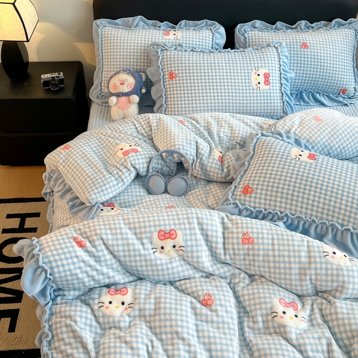 91家纺网 家纺一手货源 找家纺 富米莱（原臻工厂） 2025新款热卖舒适大宽花边牛奶绒床盖床裙四件套爆款大花边一k t猫蓝