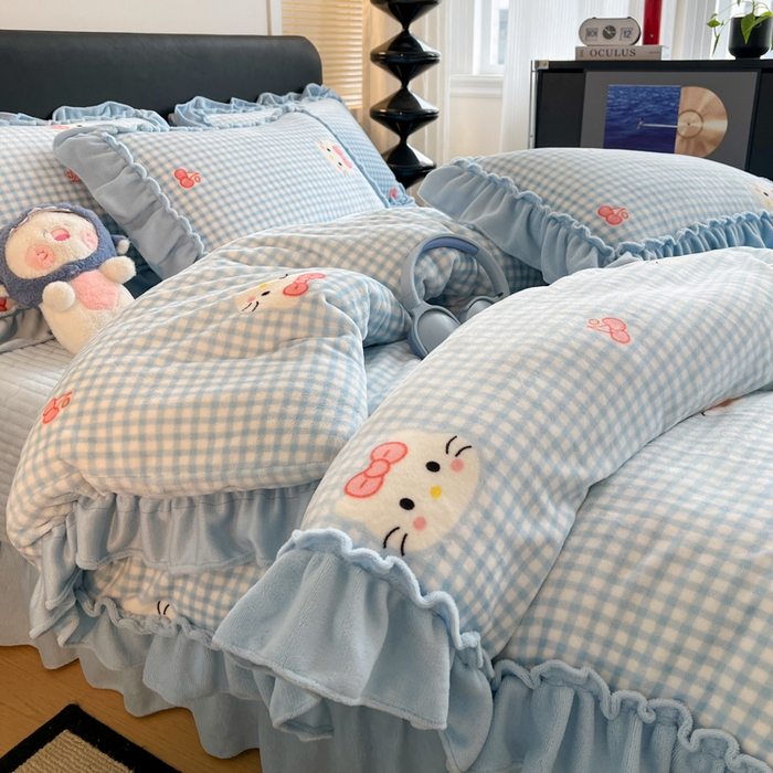 91家纺网 家纺一手货源 找家纺 富米莱（原臻工厂） 2025新款热卖舒适大宽花边牛奶绒床盖床裙四件套爆款大花边一k t猫蓝