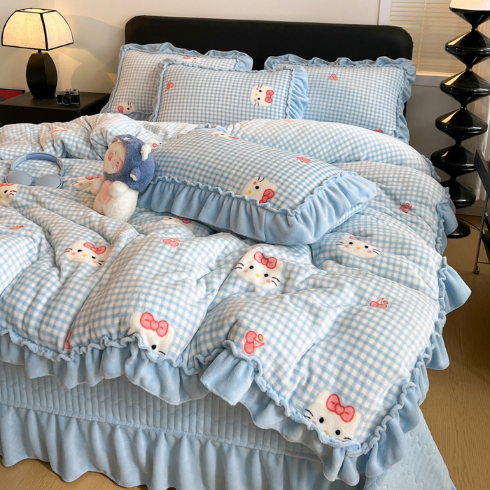 91家纺网 家纺一手货源 找家纺 富米莱（原臻工厂） 2025新款热卖舒适大宽花边牛奶绒床盖床裙四件套爆款大花边一k t猫蓝