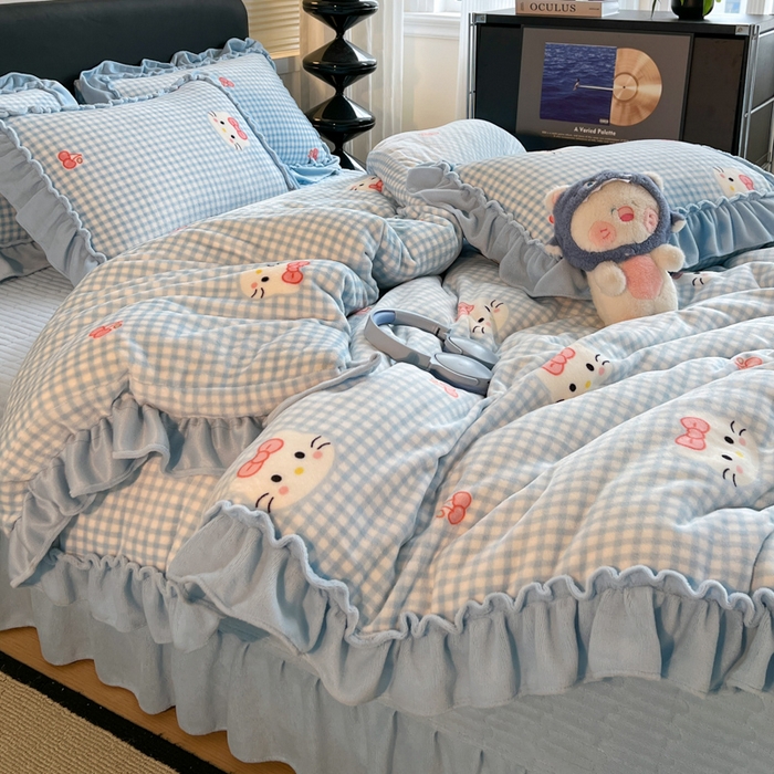 91家纺网 家纺一手货源 找家纺 富米莱（原臻工厂） 2025新款热卖舒适大宽花边牛奶绒床盖床裙四件套爆款大花边一k t猫蓝