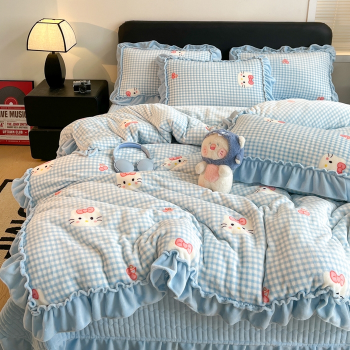 91家纺网 家纺一手货源 找家纺 富米莱（原臻工厂） 2025新款热卖舒适大宽花边牛奶绒床盖床裙四件套爆款大花边一k t猫蓝