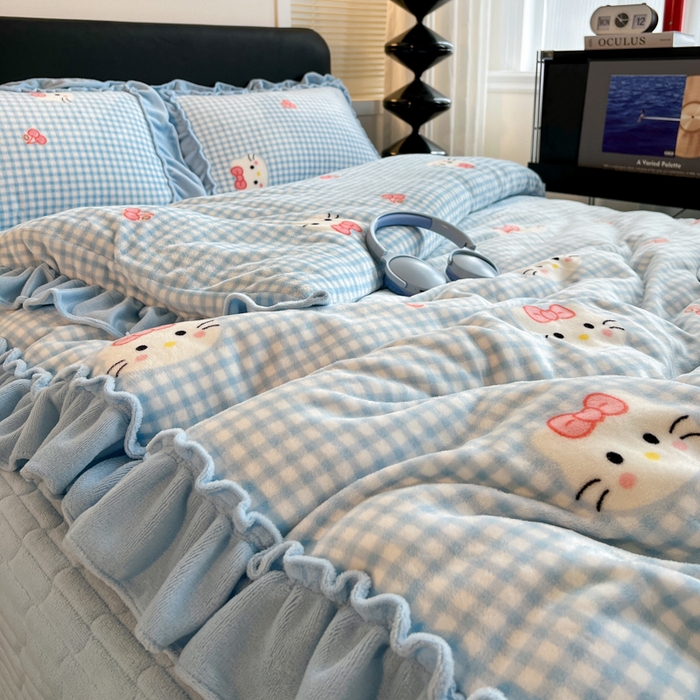 91家纺网 家纺一手货源 找家纺 富米莱（原臻工厂） 2025新款热卖舒适大宽花边牛奶绒床盖床裙四件套爆款大花边一k t猫蓝