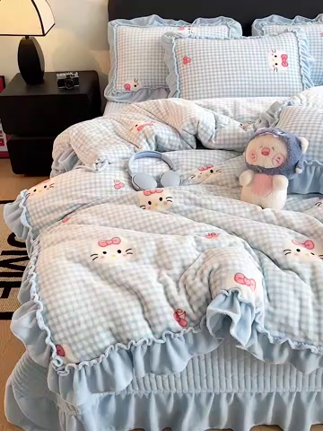 91家纺网 家纺一手货源 找家纺 富米莱（原臻工厂） 2025新款热卖舒适大宽花边牛奶绒床盖床裙四件套爆款大花边一k t猫蓝