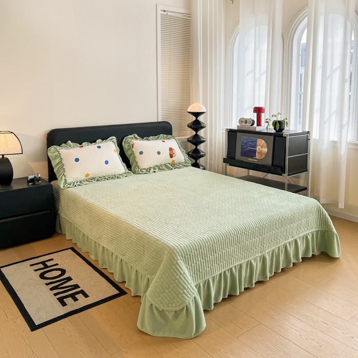 91家纺网 家纺一手货源 找家纺 富米莱（原臻工厂） 2025新款热卖舒适大宽花边牛奶绒床盖床裙四件套爆款大花边一波点小熊