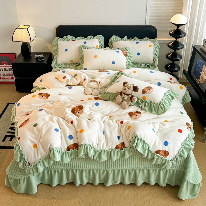 91家纺网 家纺一手货源 找家纺 富米莱（原臻工厂） 2025新款热卖舒适大宽花边牛奶绒床盖床裙四件套爆款大花边一波点小熊