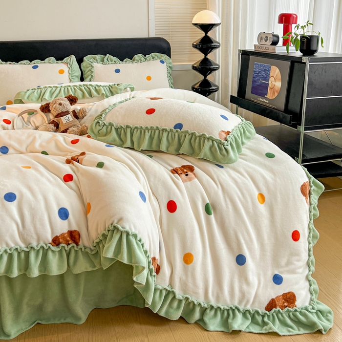 91家纺网 家纺一手货源 找家纺 富米莱（原臻工厂） 2025新款热卖舒适大宽花边牛奶绒床盖床裙四件套爆款大花边一波点小熊