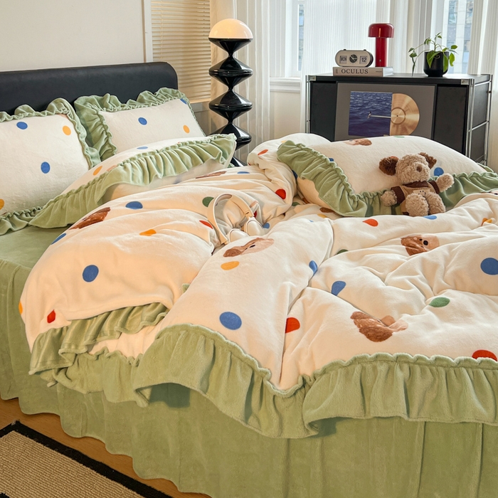 91家纺网 家纺一手货源 找家纺 富米莱（原臻工厂） 2025新款热卖舒适大宽花边牛奶绒床盖床裙四件套爆款大花边一波点小熊