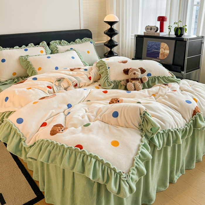 91家纺网 家纺一手货源 找家纺 富米莱（原臻工厂） 2025新款热卖舒适大宽花边牛奶绒床盖床裙四件套爆款大花边一波点小熊