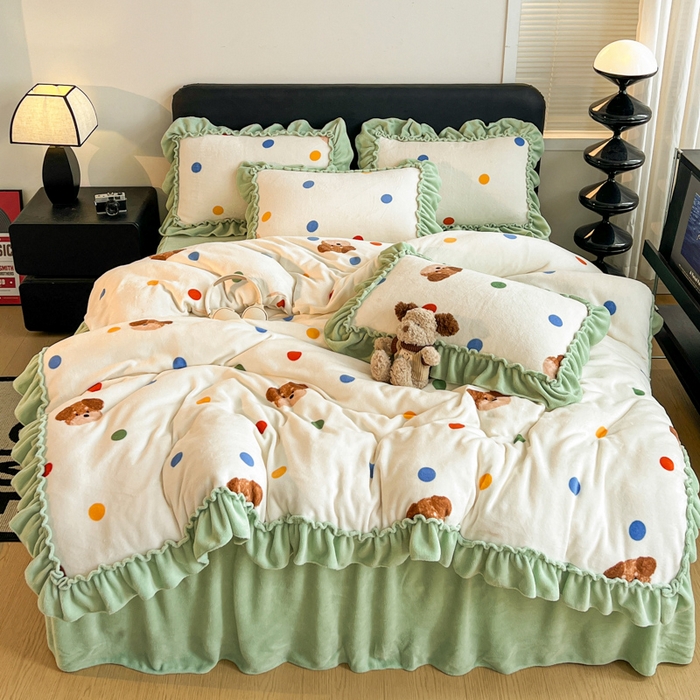 91家纺网 家纺一手货源 找家纺 富米莱（原臻工厂） 2025新款热卖舒适大宽花边牛奶绒床盖床裙四件套爆款大花边一波点小熊