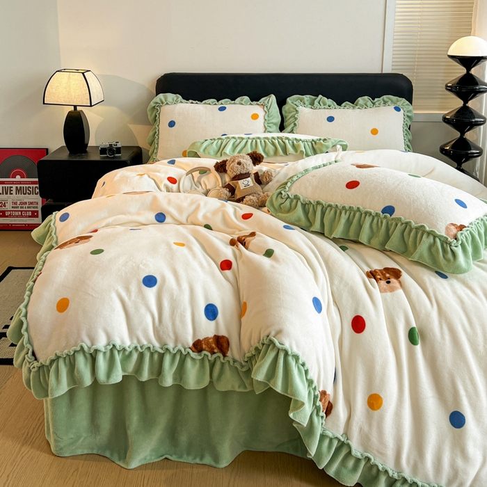 91家纺网 家纺一手货源 找家纺 富米莱（原臻工厂） 2025新款热卖舒适大宽花边牛奶绒床盖床裙四件套爆款大花边一波点小熊