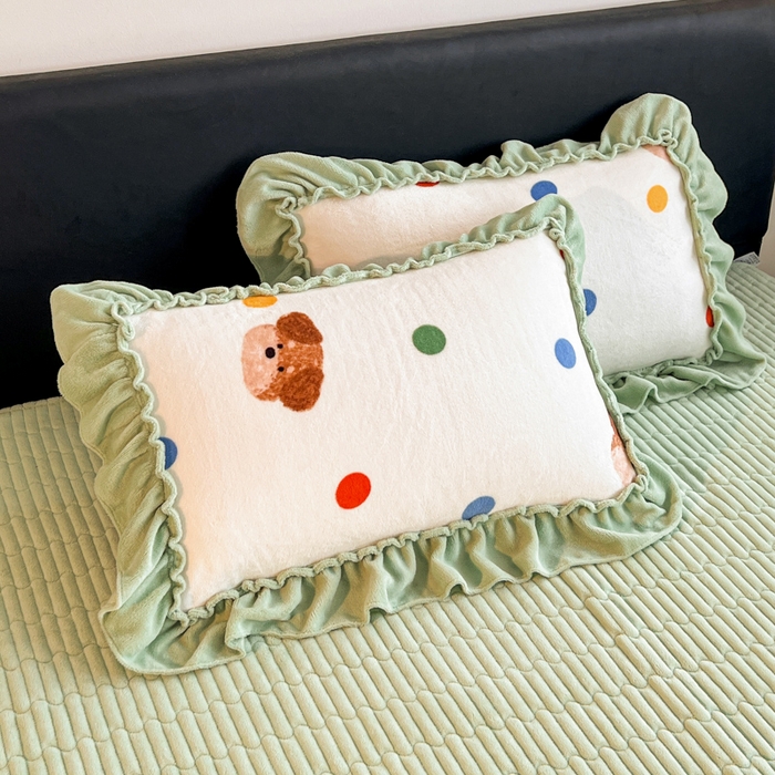 91家纺网 家纺一手货源 找家纺 富米莱（原臻工厂） 2025新款热卖舒适大宽花边牛奶绒床盖床裙四件套爆款大花边一波点小熊