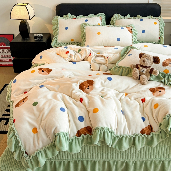 91家纺网 家纺一手货源 找家纺 富米莱（原臻工厂） 2025新款热卖舒适大宽花边牛奶绒床盖床裙四件套爆款大花边一波点小熊