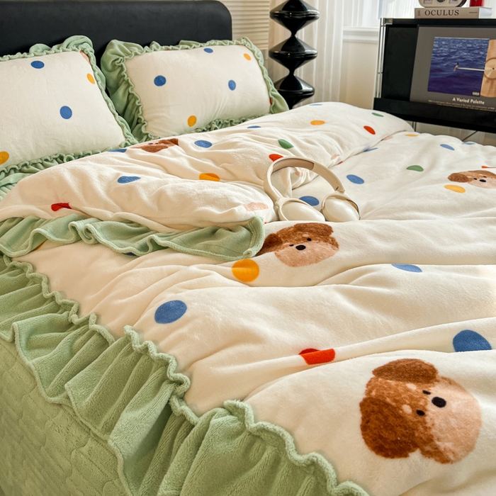 91家纺网 家纺一手货源 找家纺 富米莱（原臻工厂） 2025新款热卖舒适大宽花边牛奶绒床盖床裙四件套爆款大花边一波点小熊