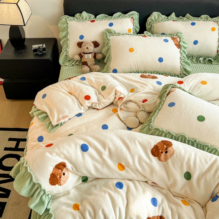 91家纺网 家纺一手货源 找家纺 富米莱（原臻工厂） 2025新款热卖舒适大宽花边牛奶绒床盖床裙四件套爆款大花边一波点小熊