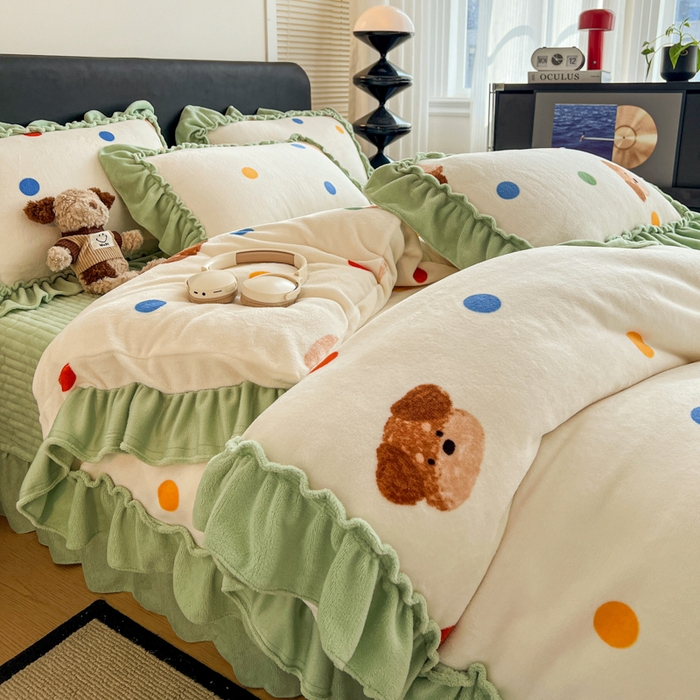 91家纺网 家纺一手货源 找家纺 富米莱（原臻工厂） 2025新款热卖舒适大宽花边牛奶绒床盖床裙四件套爆款大花边一波点小熊