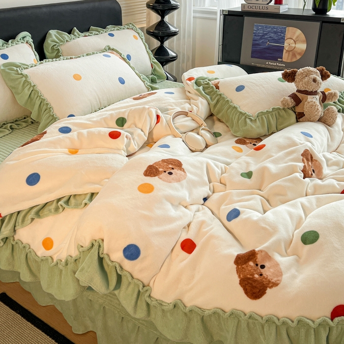 91家纺网 家纺一手货源 找家纺 富米莱（原臻工厂） 2025新款热卖舒适大宽花边牛奶绒床盖床裙四件套爆款大花边一波点小熊