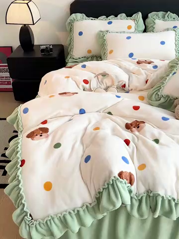 91家纺网 家纺一手货源 找家纺 富米莱（原臻工厂） 2025新款热卖舒适大宽花边牛奶绒床盖床裙四件套爆款大花边一波点小熊