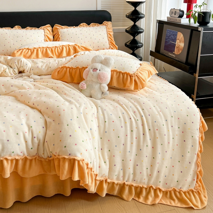 91家纺网 家纺一手货源 找家纺 富米莱（原臻工厂） 2025新款热卖舒适大宽花边牛奶绒床盖床裙四件套爆款大花边一幸运波点