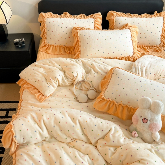 91家纺网 家纺一手货源 找家纺 富米莱（原臻工厂） 2025新款热卖舒适大宽花边牛奶绒床盖床裙四件套爆款大花边一幸运波点