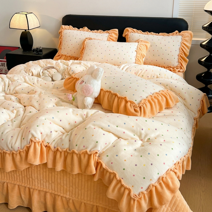 91家纺网 家纺一手货源 找家纺 富米莱（原臻工厂） 2025新款热卖舒适大宽花边牛奶绒床盖床裙四件套爆款大花边一幸运波点