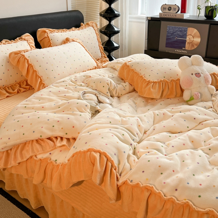 91家纺网 家纺一手货源 找家纺 富米莱（原臻工厂） 2025新款热卖舒适大宽花边牛奶绒床盖床裙四件套爆款大花边一幸运波点