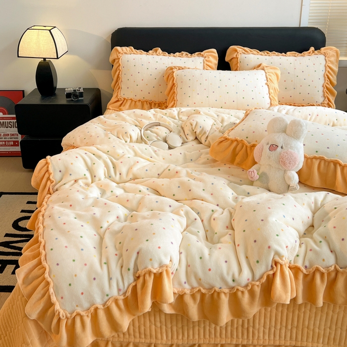 91家纺网 家纺一手货源 找家纺 富米莱（原臻工厂） 2025新款热卖舒适大宽花边牛奶绒床盖床裙四件套爆款大花边一幸运波点