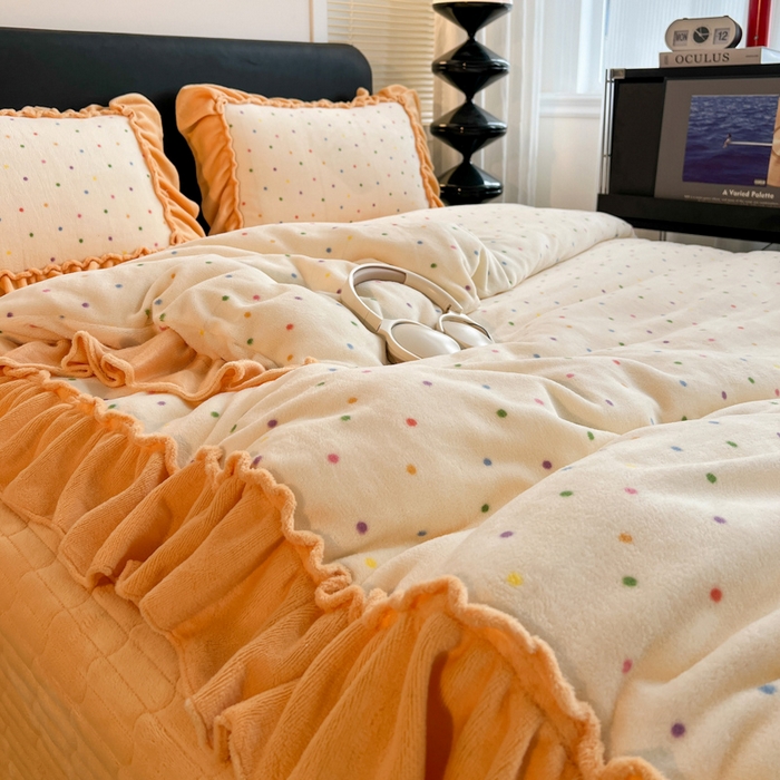 91家纺网 家纺一手货源 找家纺 富米莱（原臻工厂） 2025新款热卖舒适大宽花边牛奶绒床盖床裙四件套爆款大花边一幸运波点