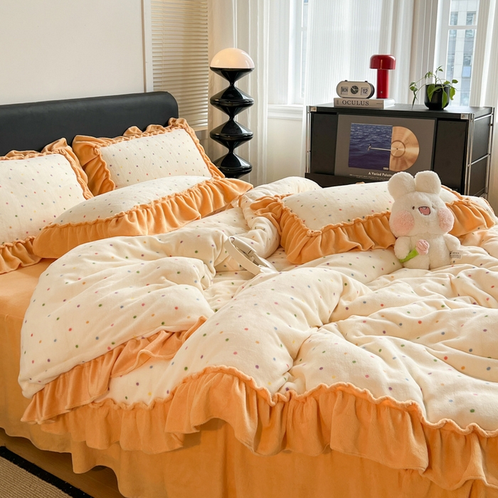 91家纺网 家纺一手货源 找家纺 富米莱（原臻工厂） 2025新款热卖舒适大宽花边牛奶绒床盖床裙四件套爆款大花边一幸运波点