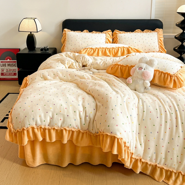 91家纺网 家纺一手货源 找家纺 富米莱（原臻工厂） 2025新款热卖舒适大宽花边牛奶绒床盖床裙四件套爆款大花边一幸运波点