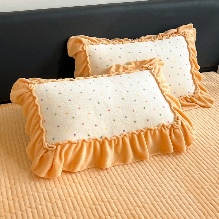 91家纺网 家纺一手货源 找家纺 富米莱（原臻工厂） 2025新款热卖舒适大宽花边牛奶绒床盖床裙四件套爆款大花边一幸运波点