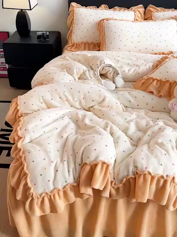 91家纺网 家纺一手货源 找家纺 富米莱（原臻工厂） 2025新款热卖舒适大宽花边牛奶绒床盖床裙四件套爆款大花边一幸运波点