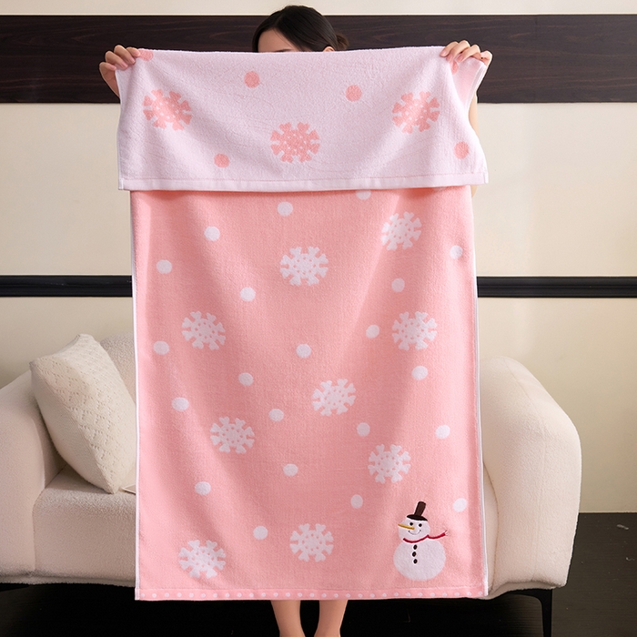 91家纺网 家纺一手货源 找家纺 棠薇家纺 2025新款全棉股纱毛巾浴巾套巾绣花纯棉浴巾毛巾卡通成人儿童学生 毛巾-雪人粉 毛巾 74*35cm