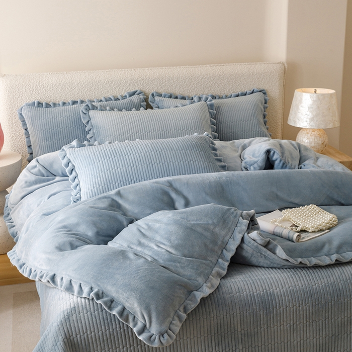 91家纺网 家纺一手货源 找家纺 沐晴家纺 2025新款纯色牛奶绒法式床盖四件套花边床盖三件套单被套 雾霾蓝