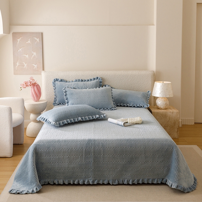 91家纺网 家纺一手货源 找家纺 沐晴家纺 2025新款纯色牛奶绒法式床盖四件套花边床盖三件套单被套 雾霾蓝