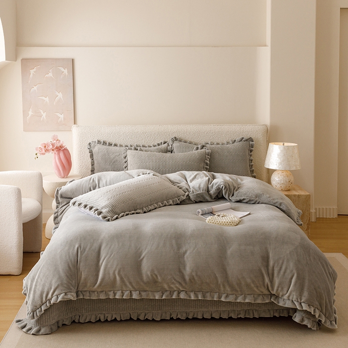 91家纺网 家纺一手货源 找家纺 沐晴家纺 2025新款纯色牛奶绒法式床盖四件套花边床盖三件套单被套 高级灰
