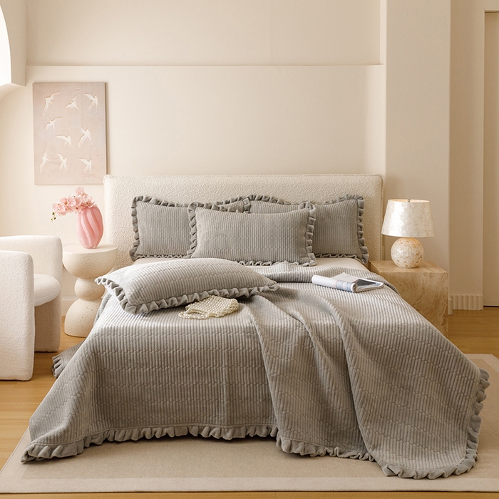 91家纺网 家纺一手货源 找家纺 沐晴家纺 2025新款纯色牛奶绒法式床盖四件套花边床盖三件套单被套 高级灰