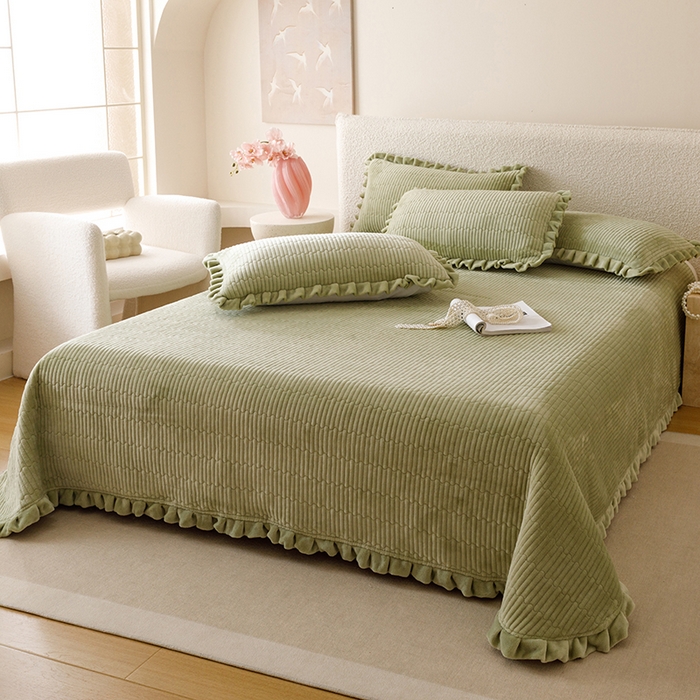 91家纺网 家纺一手货源 找家纺 沐晴家纺 2025新款纯色牛奶绒法式床盖四件套花边床盖三件套单被套 豆绿