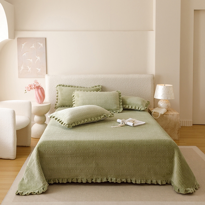 91家纺网 家纺一手货源 找家纺 沐晴家纺 2025新款纯色牛奶绒法式床盖四件套花边床盖三件套单被套 豆绿