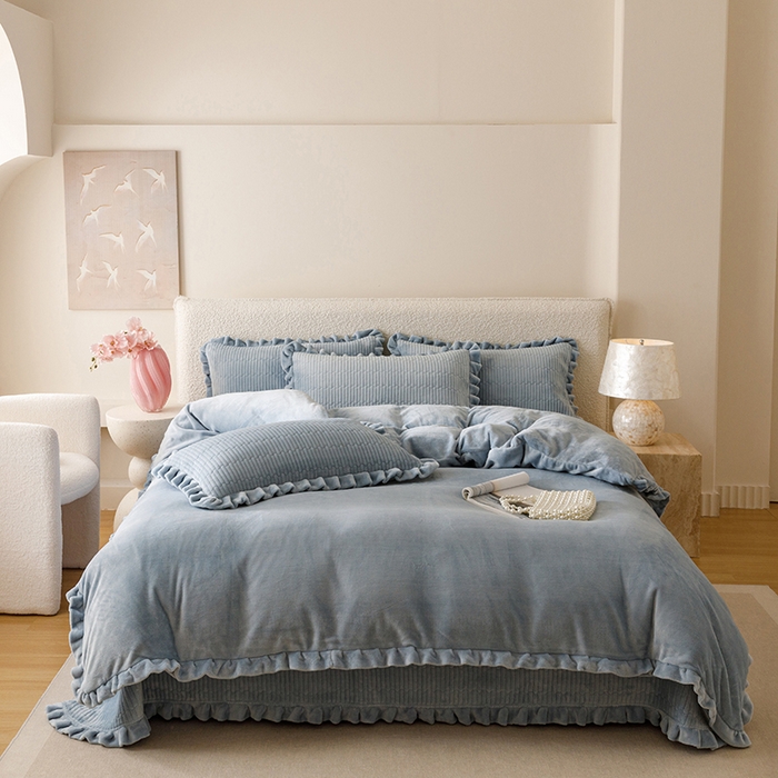 91家纺网 家纺一手货源 找家纺 沐晴家纺 2025新款纯色牛奶绒法式床盖四件套花边床盖三件套单被套 雾霾蓝