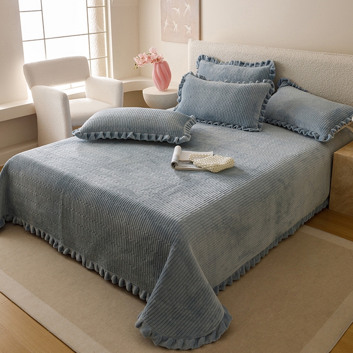 91家纺网 家纺一手货源 找家纺 沐晴家纺 2025新款纯色牛奶绒法式床盖四件套花边床盖三件套单被套 雾霾蓝