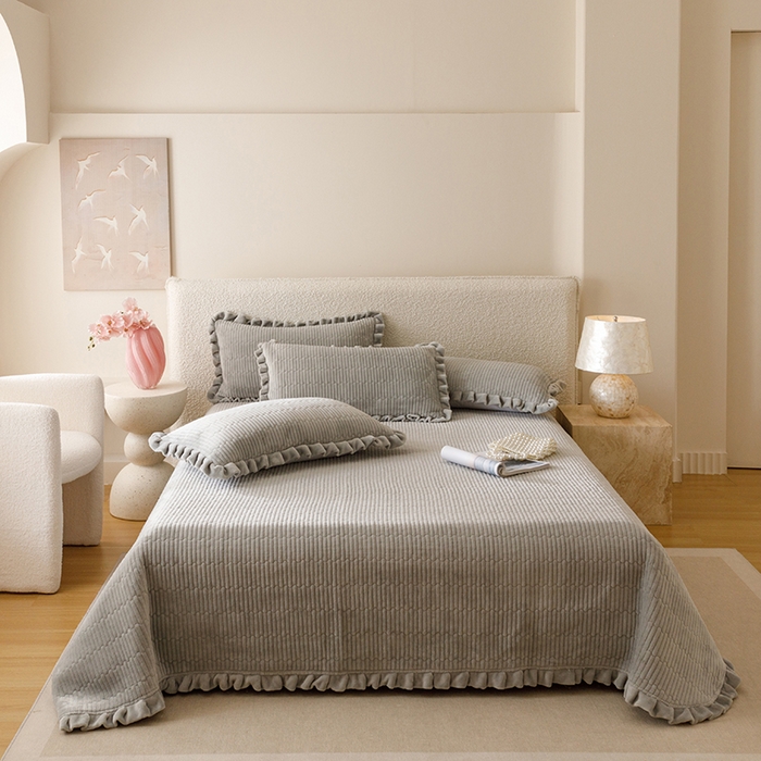 91家纺网 家纺一手货源 找家纺 沐晴家纺 2025新款纯色牛奶绒法式床盖四件套花边床盖三件套单被套 高级灰