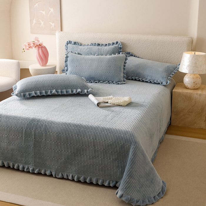 91家纺网 家纺一手货源 找家纺 沐晴家纺 2025新款纯色牛奶绒法式床盖四件套花边床盖三件套单被套 雾霾蓝