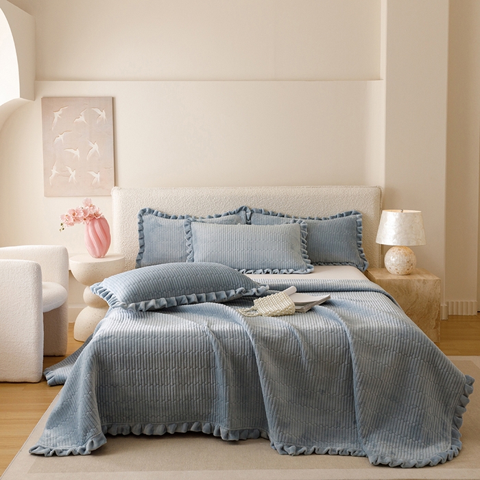 91家纺网 家纺一手货源 找家纺 沐晴家纺 2025新款纯色牛奶绒法式床盖四件套花边床盖三件套单被套 雾霾蓝