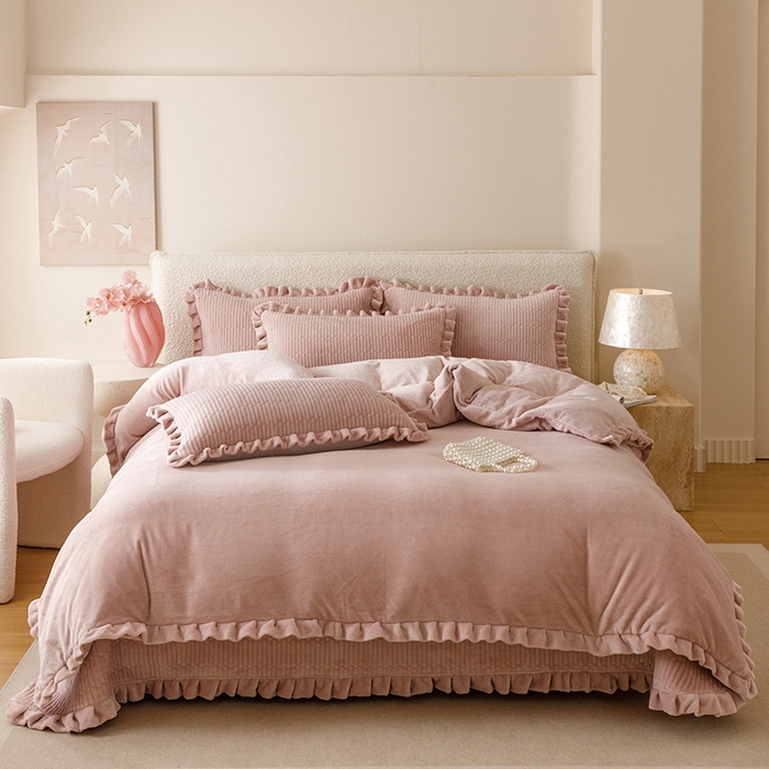 91家纺网 家纺一手货源 找家纺 沐晴家纺 2025新款纯色牛奶绒法式床盖四件套花边床盖三件套单被套 胭粉