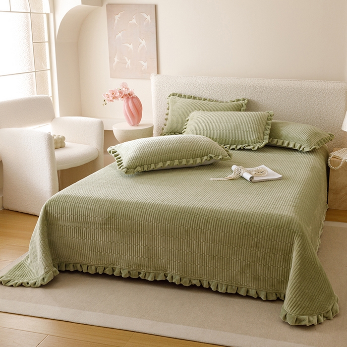 91家纺网 家纺一手货源 找家纺 沐晴家纺 2025新款纯色牛奶绒法式床盖四件套花边床盖三件套单被套 豆绿