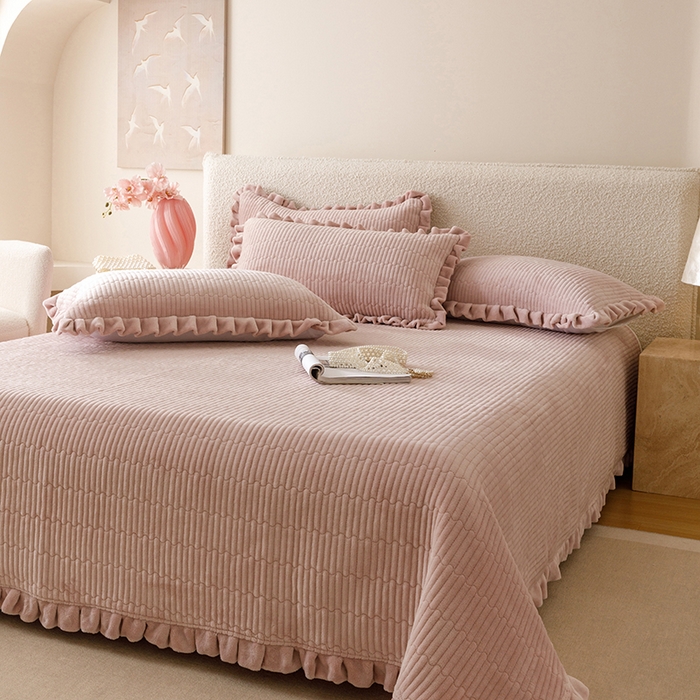 91家纺网 家纺一手货源 找家纺 沐晴家纺 2025新款纯色牛奶绒法式床盖四件套花边床盖三件套单被套 胭粉