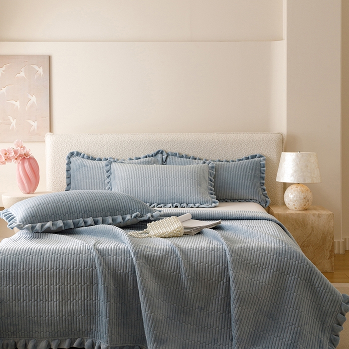 91家纺网 家纺一手货源 找家纺 沐晴家纺 2025新款纯色牛奶绒法式床盖四件套花边床盖三件套单被套 雾霾蓝