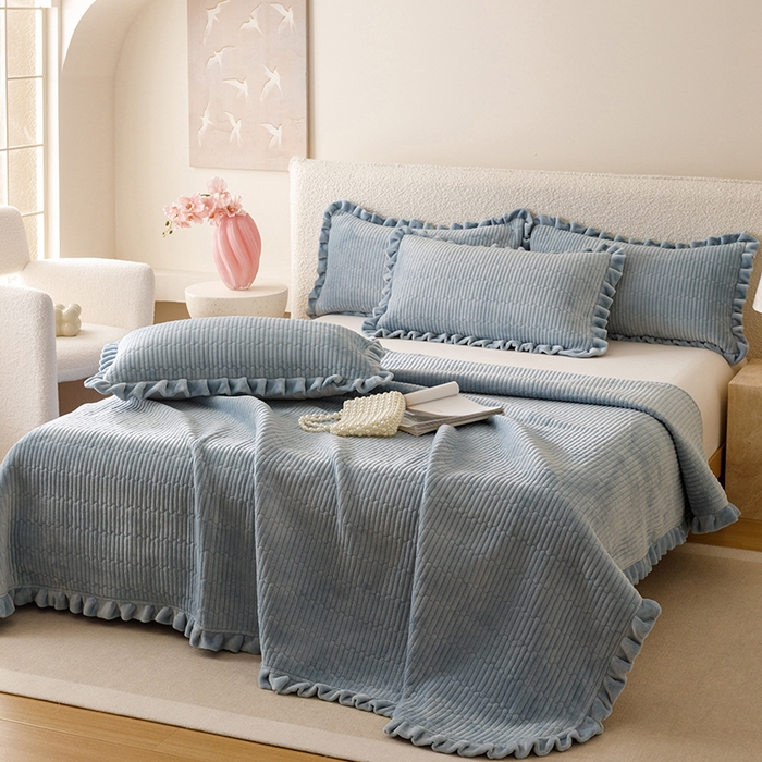 91家纺网 家纺一手货源 找家纺 沐晴家纺 2025新款纯色牛奶绒法式床盖四件套花边床盖三件套单被套 雾霾蓝