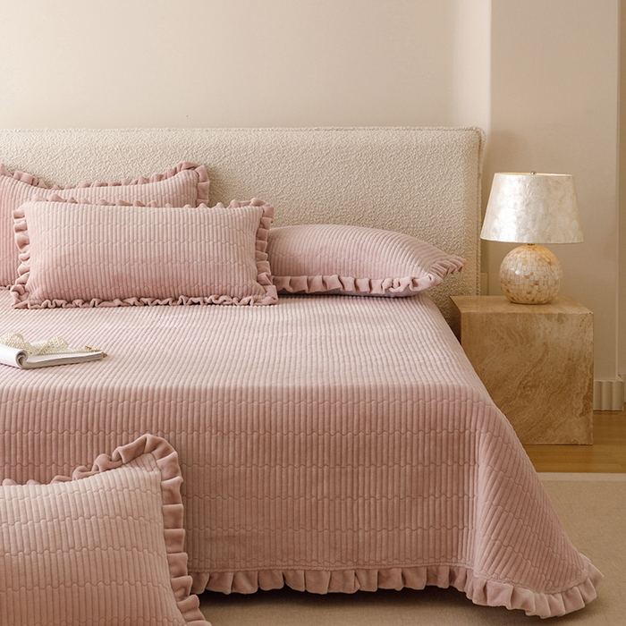 91家纺网 家纺一手货源 找家纺 沐晴家纺 2025新款纯色牛奶绒法式床盖四件套花边床盖三件套单被套 胭粉